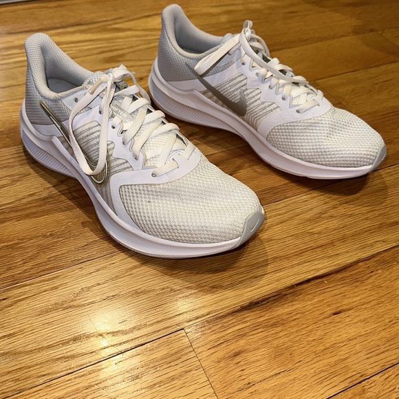 Nike Women’s Downshifter 11 'White Metallic Silver' Gym Shoes Size 7 - Picture 4 of 10
